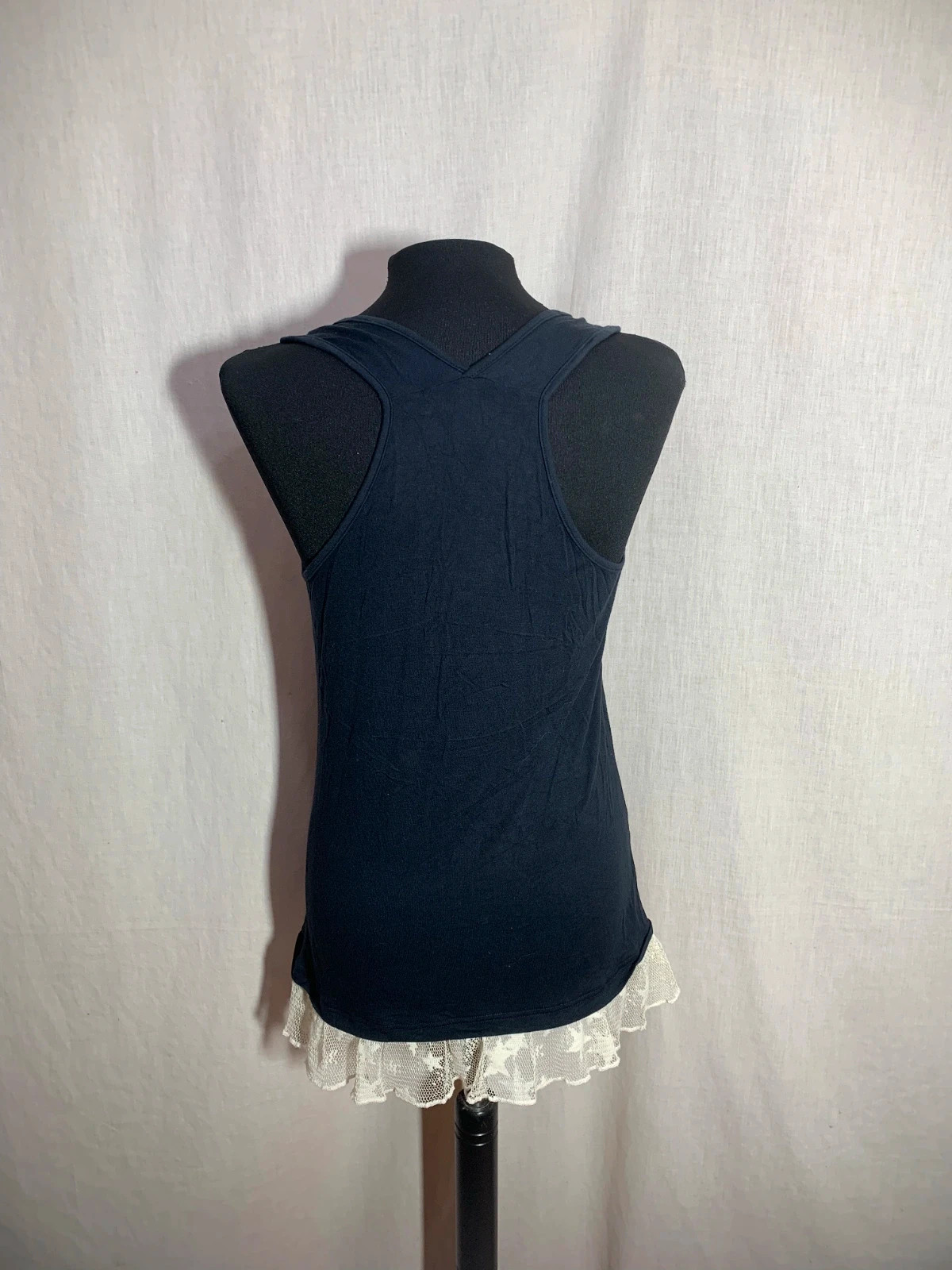 Camiseta de Tirantes Azul Marino Bordada | Navy Embroidered Tank Top | Mamatoyae – Mamatayoe – taille L / 40 / 12 2