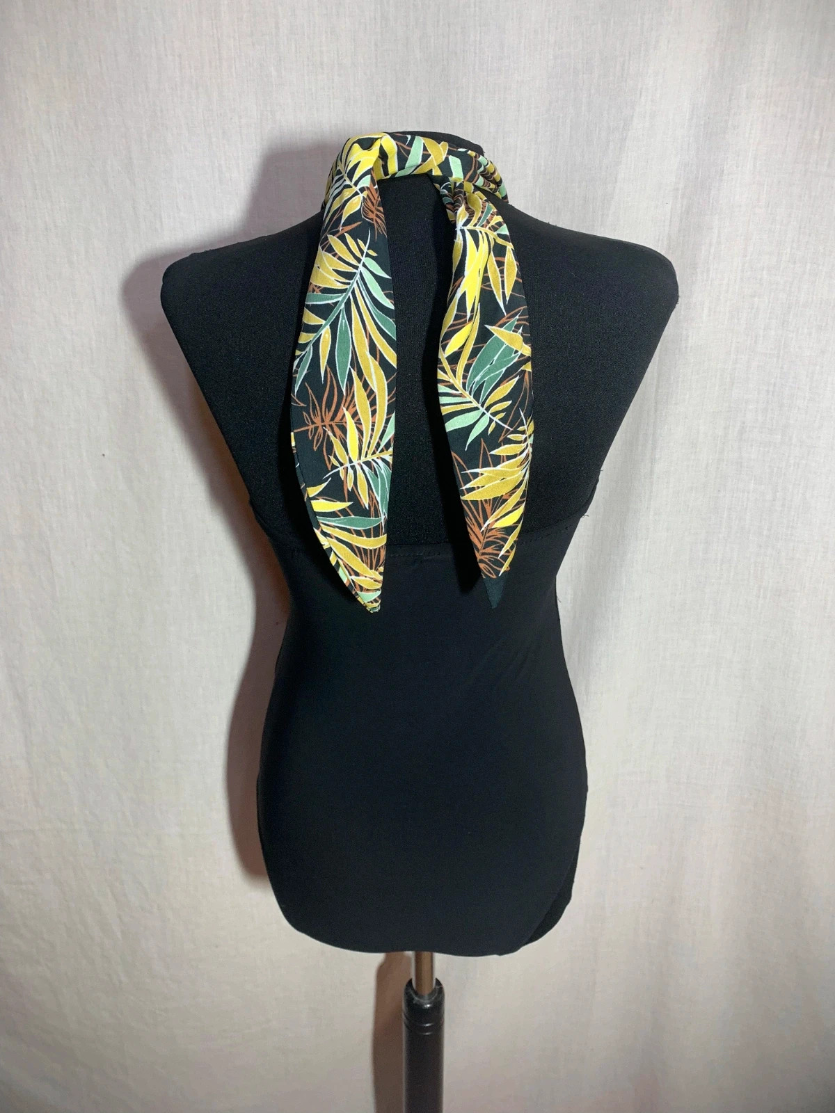 Body Negro con Detalle de Pañuelo de Estampado Tropical | Stradivarius – Stradivarius – taille L / 40 / 12 2
