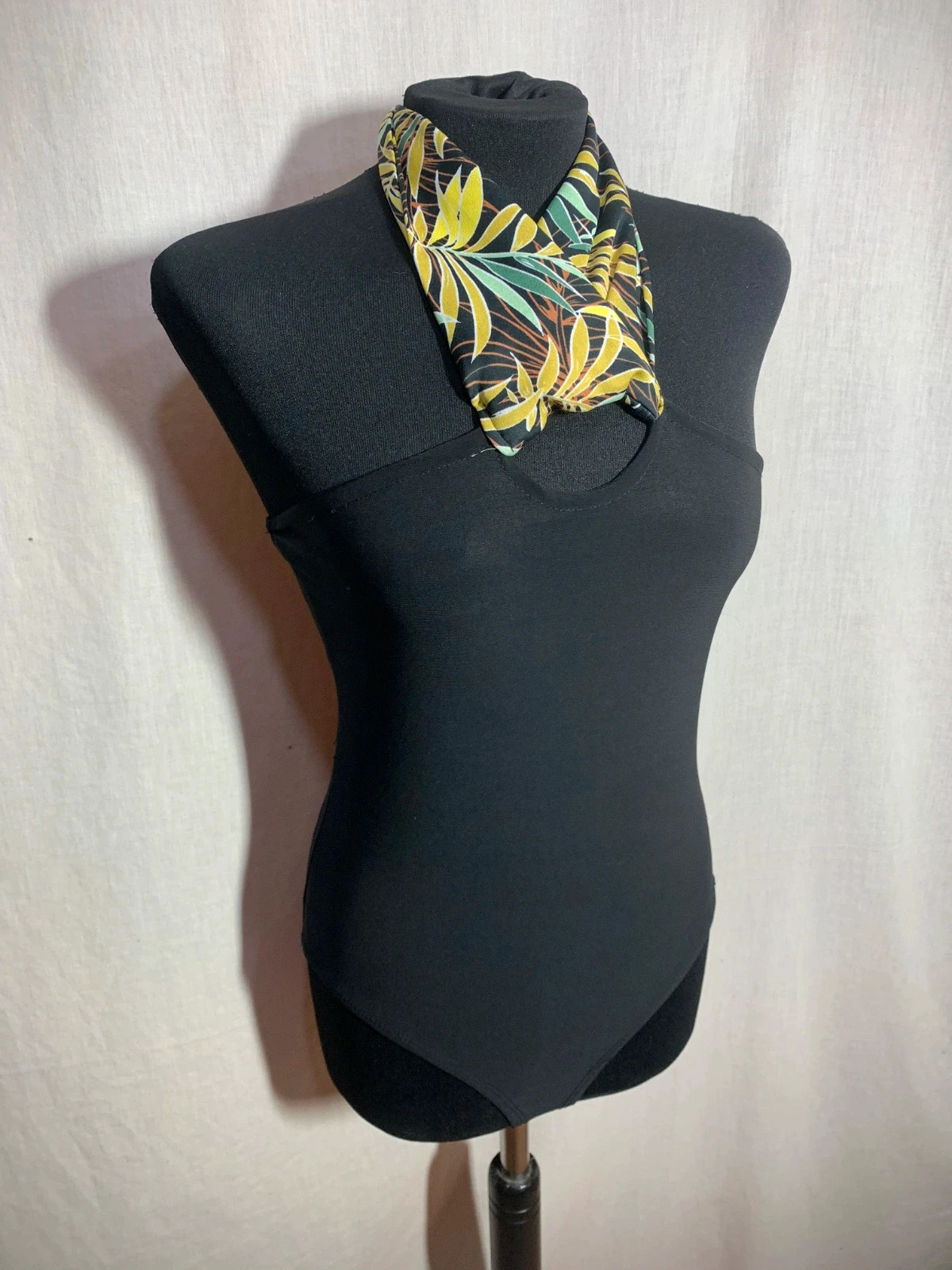 Body Negro con Detalle de Pañuelo de Estampado Tropical | Stradivarius – Stradivarius – taille L / 40 / 12 3