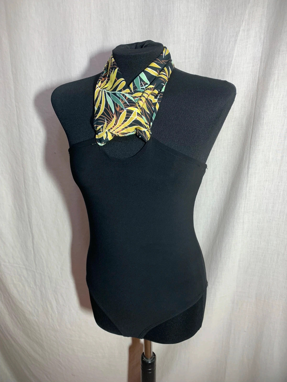 Body Negro con Detalle de Pañuelo de Estampado Tropical | Stradivarius – Stradivarius – taille L / 40 / 12 4