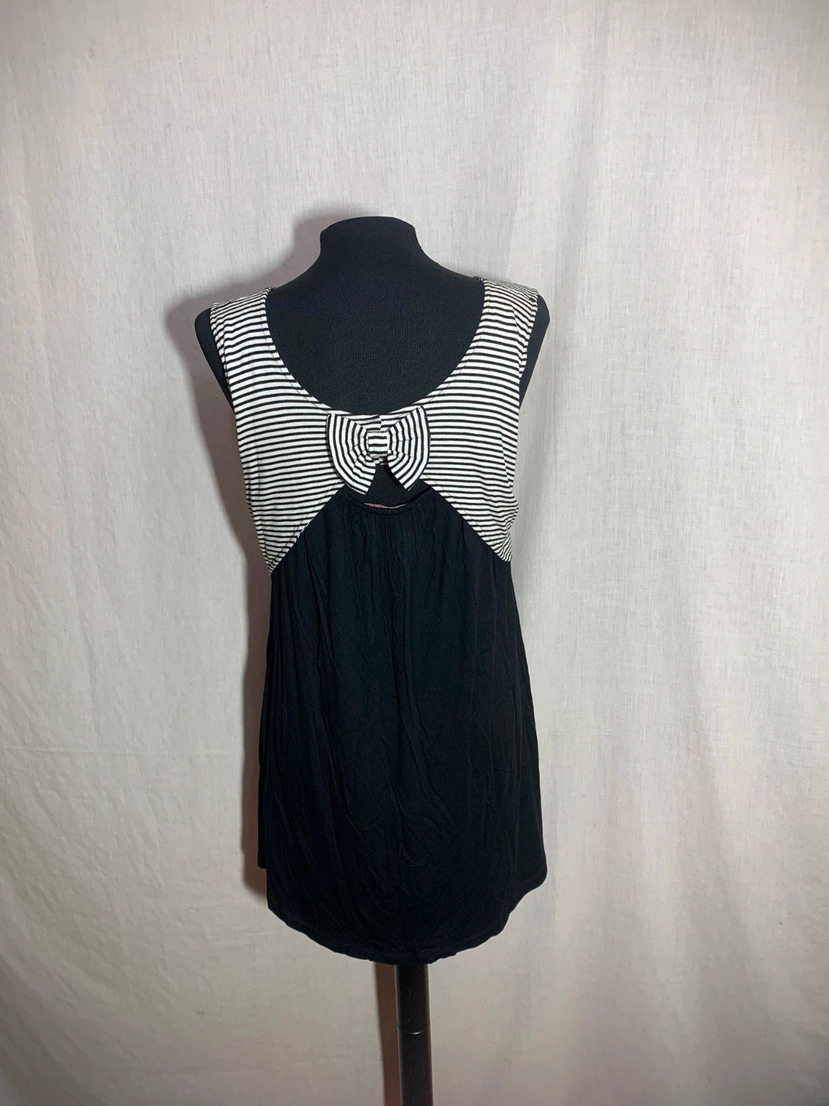 Vestido Rayas Blanco y Negro | Black and White Striped Dress with Floral Accent | Mamatoyae – Mamatayoe – taille XXL / 44 / 16 3