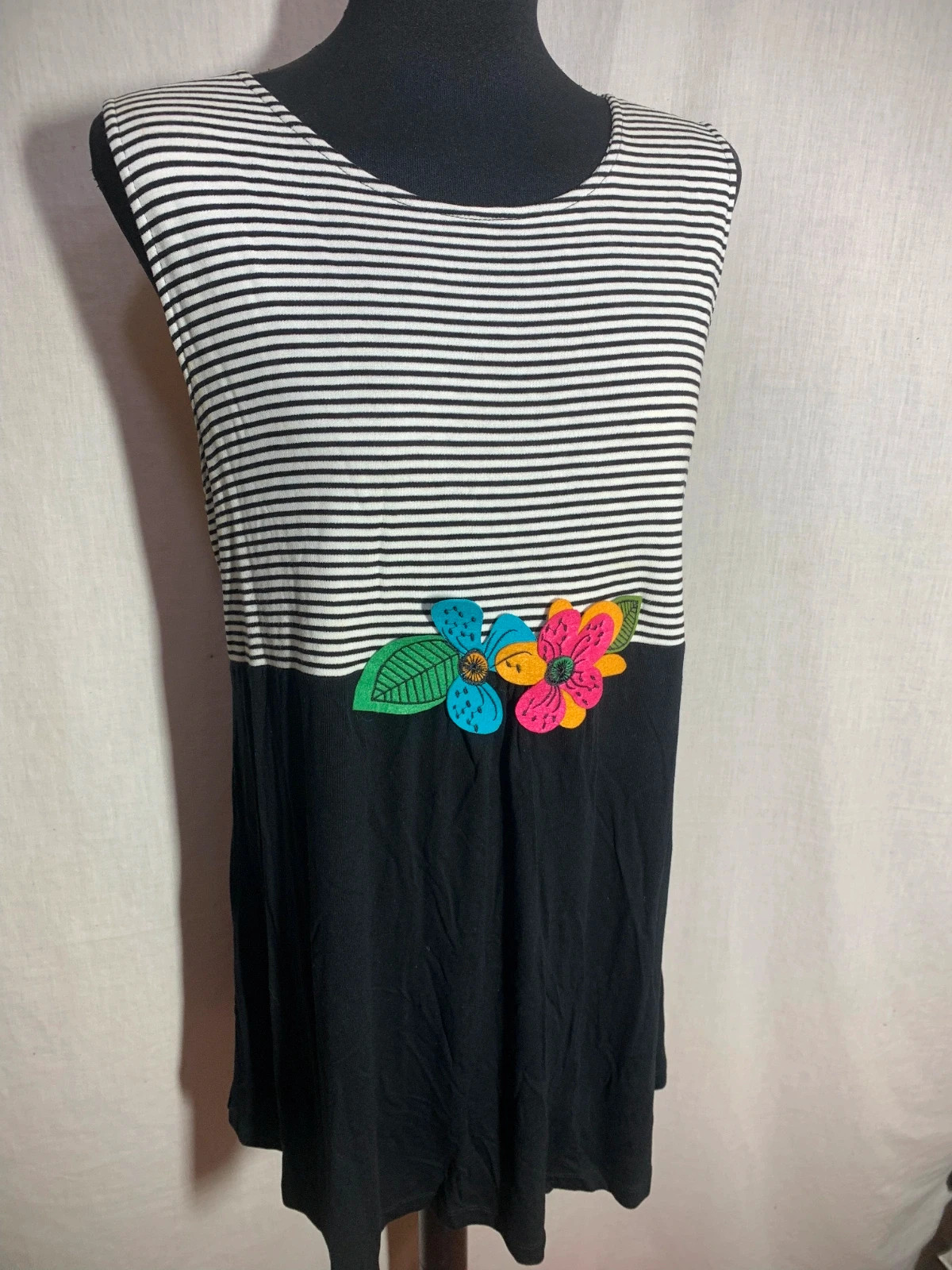 Vestido Rayas Blanco y Negro | Black and White Striped Dress with Floral Accent | Mamatoyae – Mamatayoe – taille XXL / 44 / 16 4