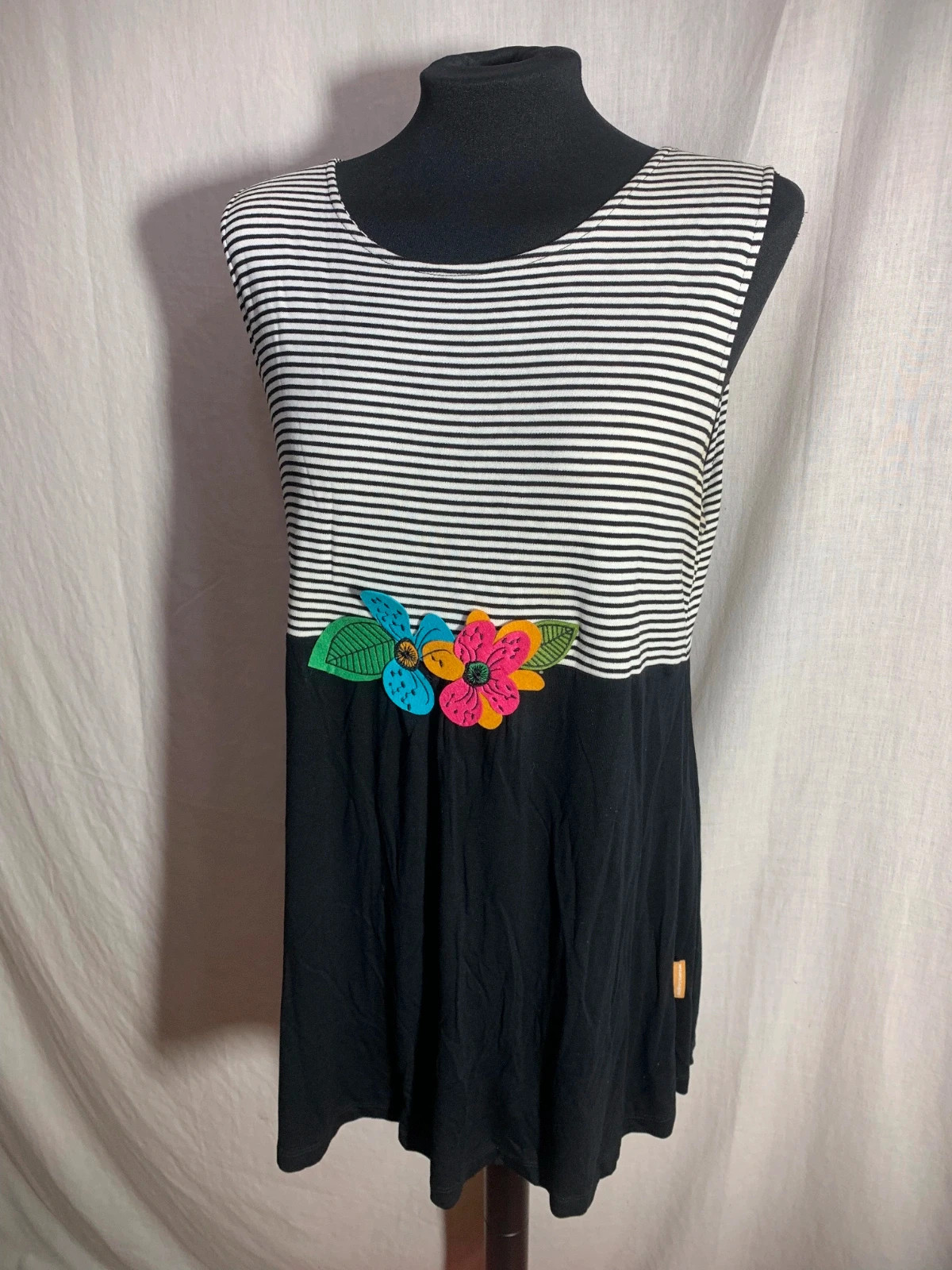 Vestido Rayas Blanco y Negro | Black and White Striped Dress with Floral Accent | Mamatoyae – Mamatayoe – taille XXL / 44 / 16 2