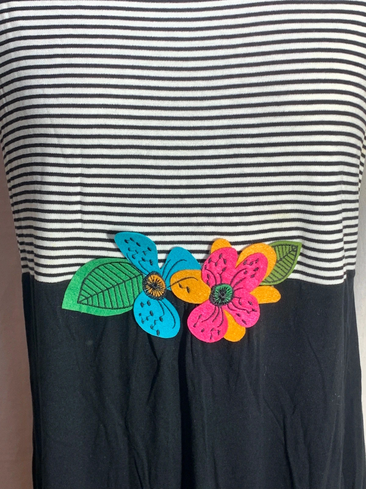 Vestido Rayas Blanco y Negro | Black and White Striped Dress with Floral Accent | Mamatoyae – Mamatayoe – taille XXL / 44 / 16 5