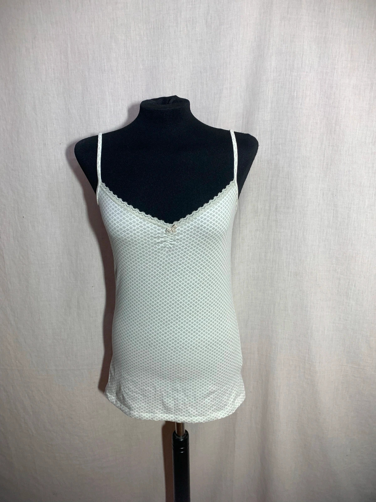 Camiseta de Tirantes Blanca con Encajes | White Tank Top with Lace Details | Benetton
