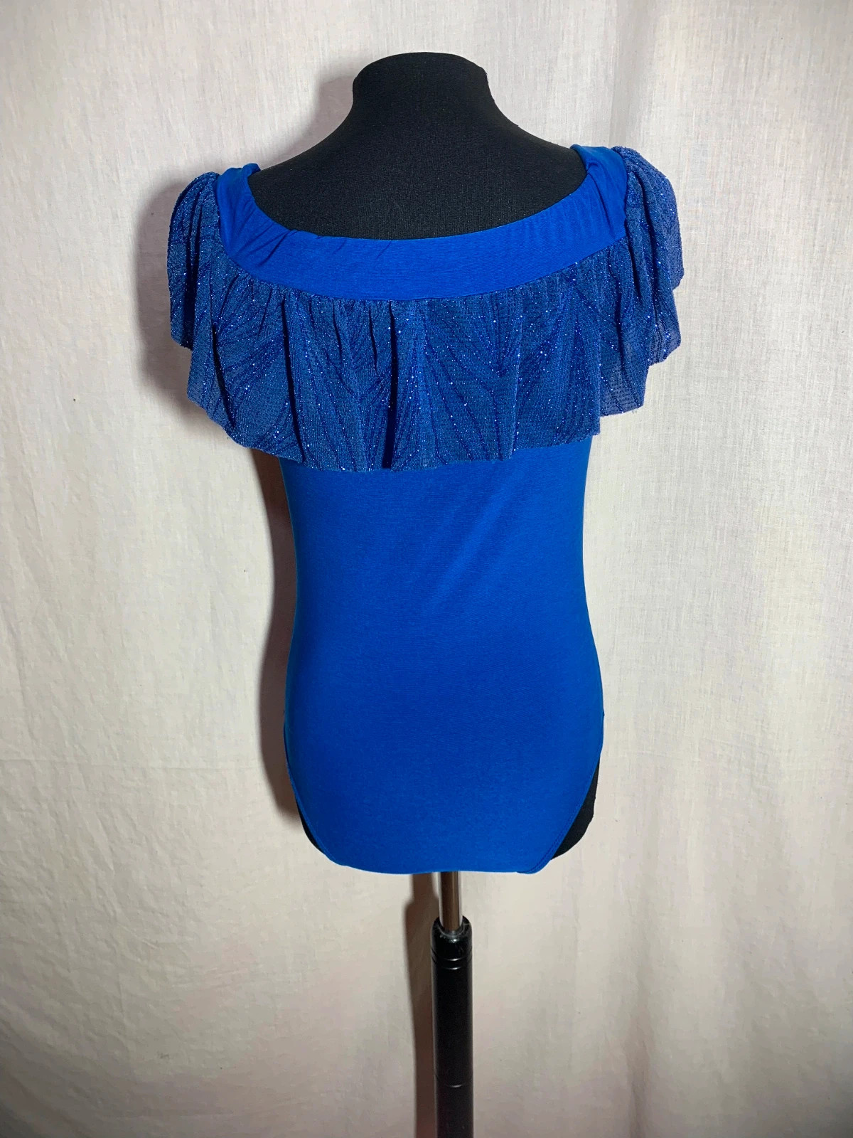 Blusa Body Azul de Hombros Descubiertos con Volantes | Blue Off-Shoulder Bodysuit with Ruffles – taille XL / 42 / 14 4