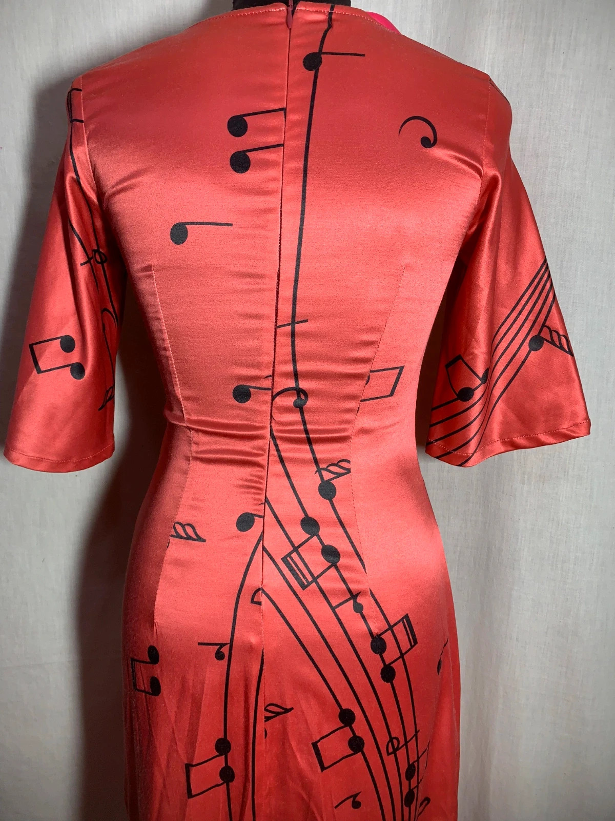 Vestido de Fiesta Coral con Estampado Musical | Coral Party Dress with Musical Print – Matilda – taille S / 36 / 8 3
