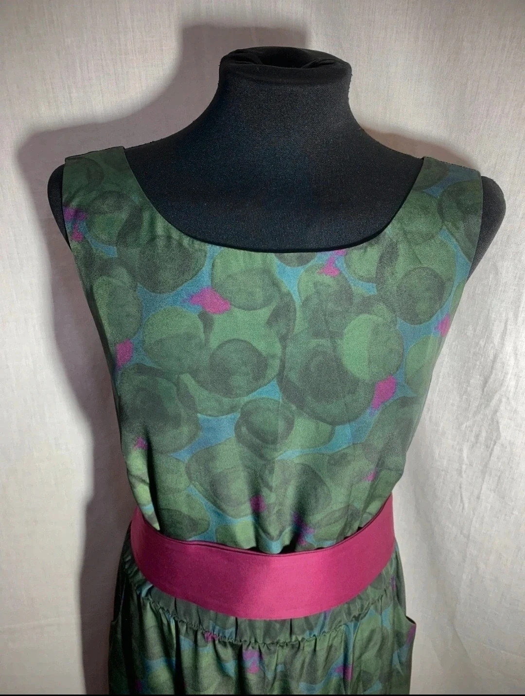 Vestido Largo sin Mangas Verde con Cinturón Morado | Green Sleeveless Long Dress with Purple Belt – Riverside – taille M / 38 / 10 3
