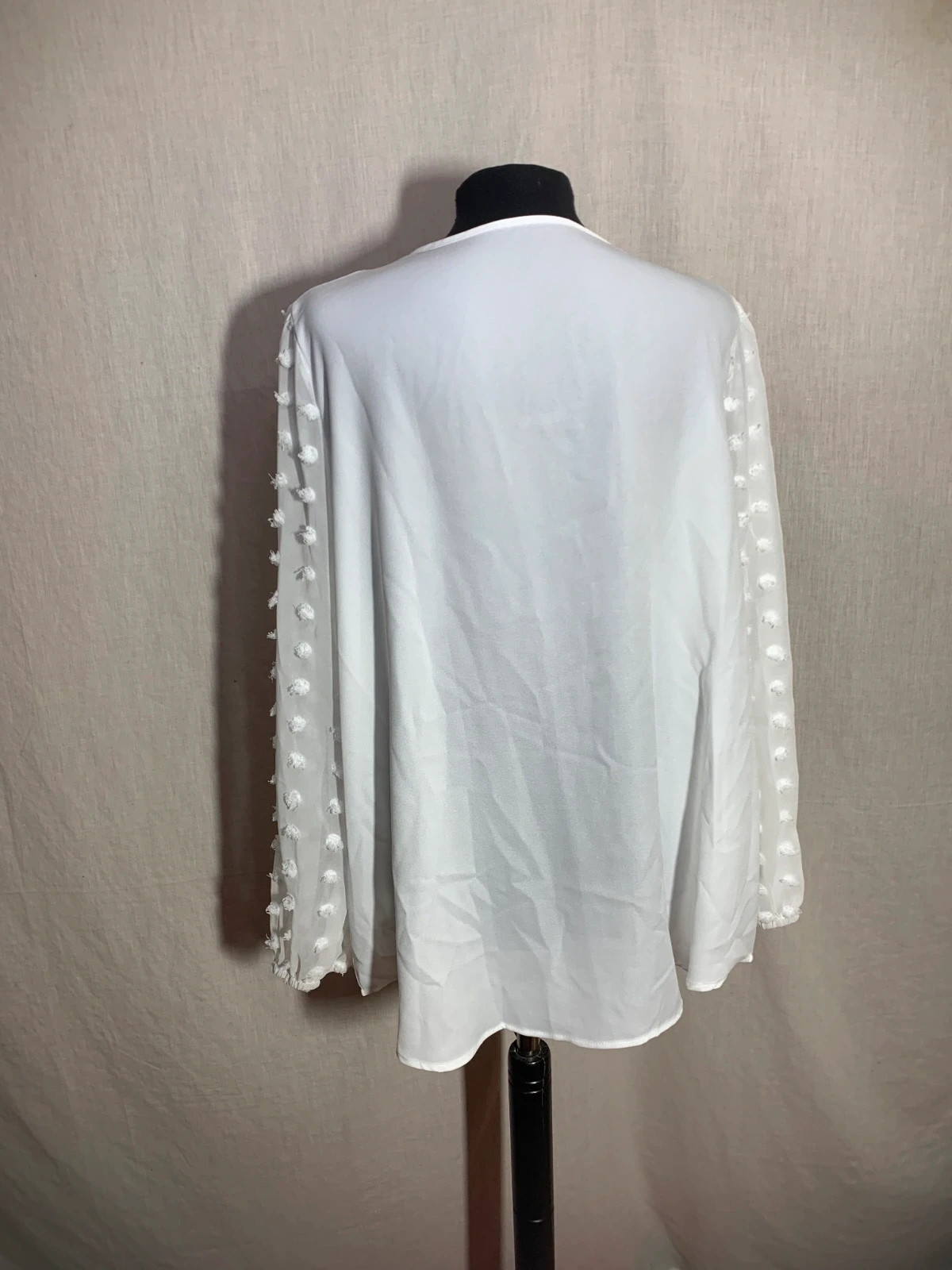 Blusa Blanca de Cuello en V | White V-Neck Blouse – taille XXL / 44 / 16 5