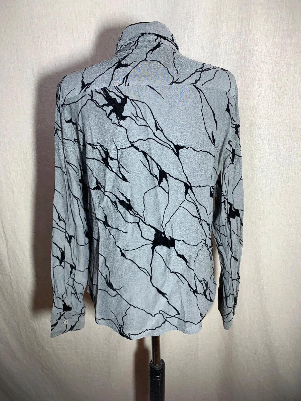 Camisa Gris con Estampado de Mármol | Grey Marble Print Shirt – taille XXXL / 46 / 18 5