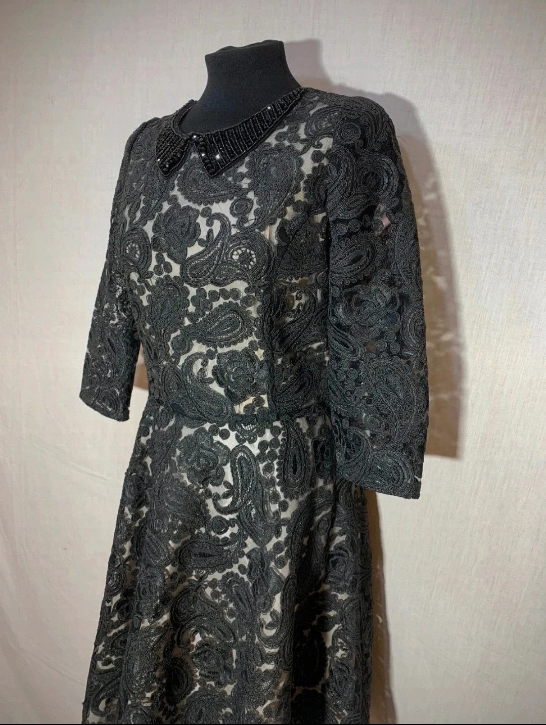 Vestido Bordado Negro con Cuello de Cisne Empedrado | Black Embroidered Dress with Beaded Turtleneck – el Armario de Lulú – taille M / 38 / 10 5