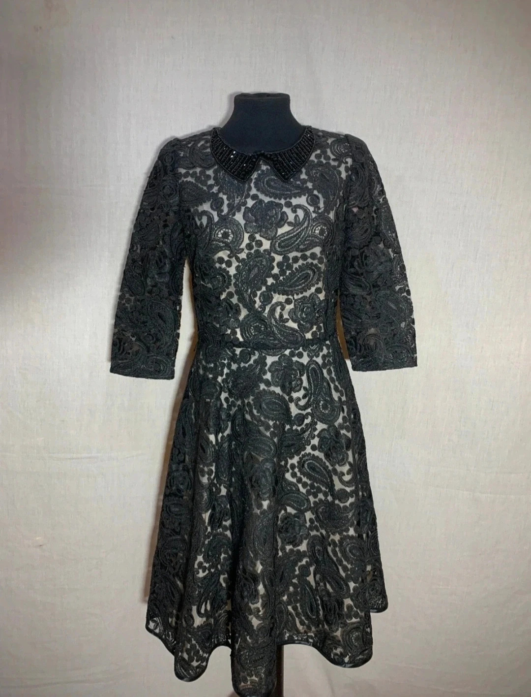 Vestido Bordado Negro con Cuello de Cisne Empedrado | Black Embroidered Dress with Beaded Turtleneck – el Armario de Lulú – taille M / 38 / 10 2