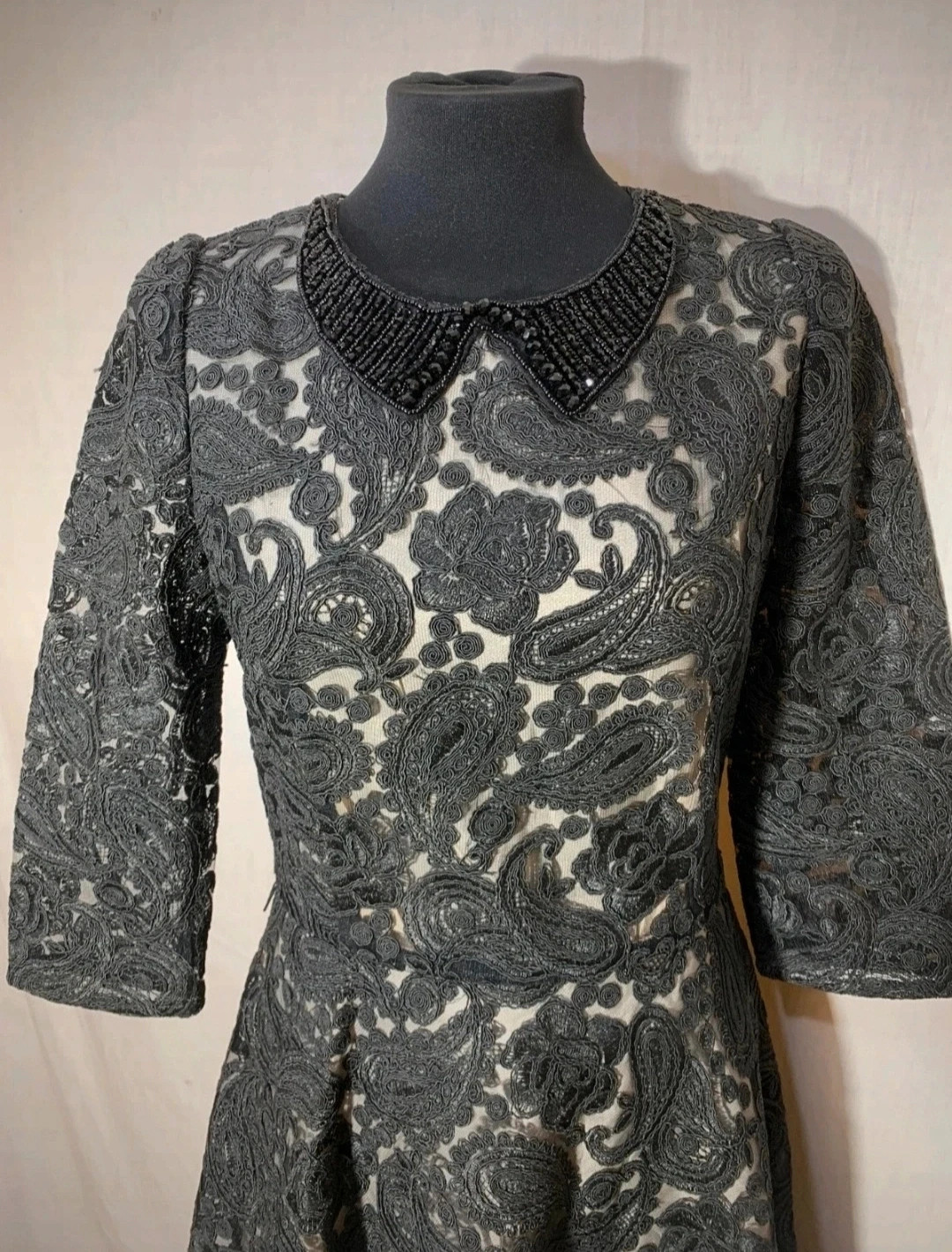 Vestido Bordado Negro con Cuello de Cisne Empedrado | Black Embroidered Dress with Beaded Turtleneck – el Armario de Lulú – taille M / 38 / 10 3