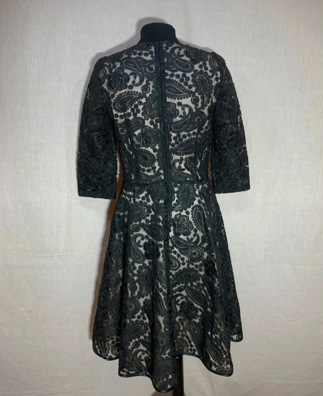Vestido Bordado Negro con Cuello de Cisne Empedrado | Black Embroidered Dress with Beaded Turtleneck – el Armario de Lulú – taille M / 38 / 10 4