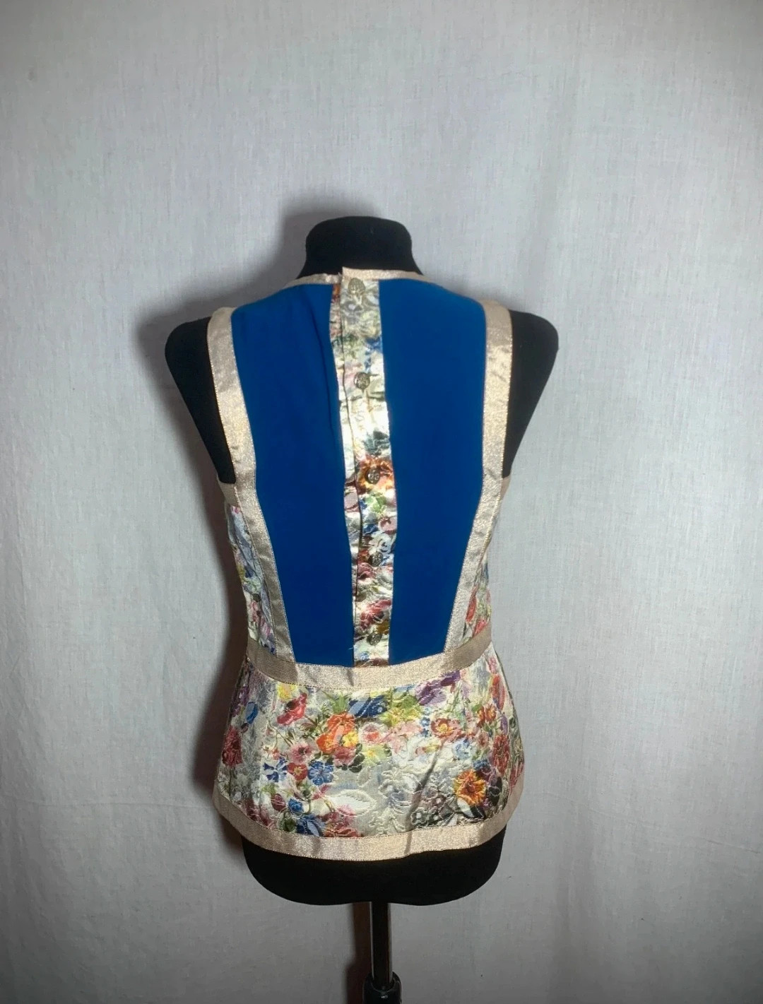 Blusa Ceremonia Azul y Dorada con Estampado Floral | Blue Gold Ceremony Blouse with Floral Print – Fiesta – taille M / 38 / 10 3