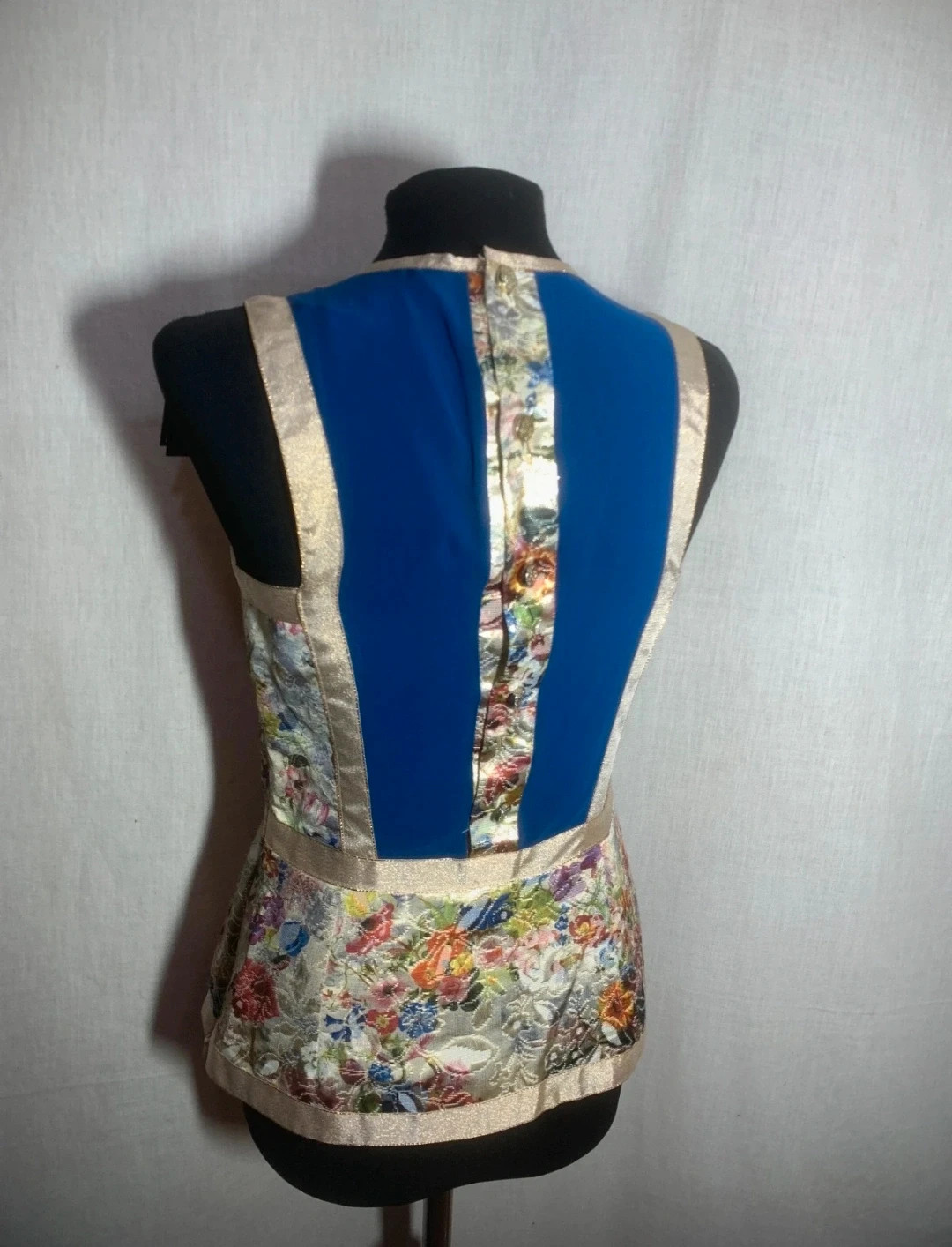 Blusa Ceremonia Azul y Dorada con Estampado Floral | Blue Gold Ceremony Blouse with Floral Print – Fiesta – taille M / 38 / 10 4