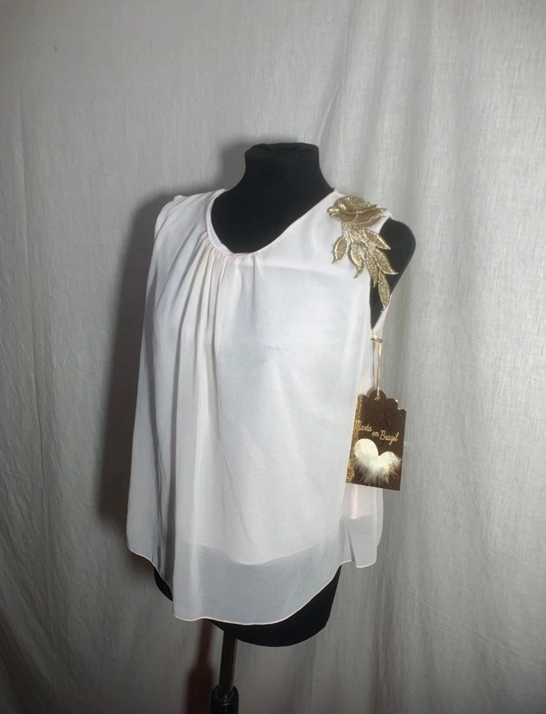 Blusa de Fiesta Rosa Claro con Flor Dorada | Light Pink Party Blouse with Golden Flower – Marta en Brazil – taille M / 38 / 10 3