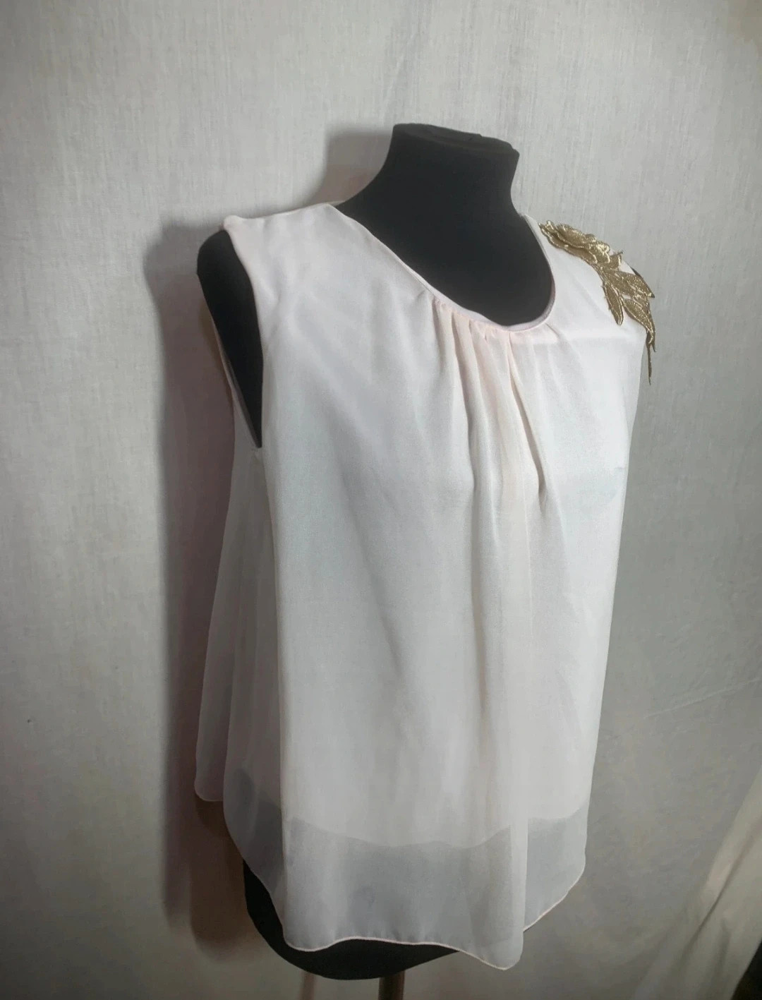 Blusa de Fiesta Rosa Claro con Flor Dorada | Light Pink Party Blouse with Golden Flower – Marta en Brazil – taille M / 38 / 10 4