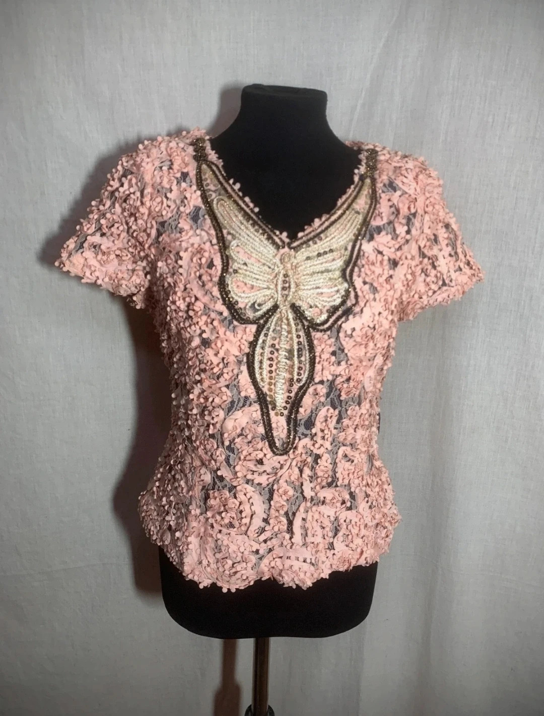 Blusa de Encaje Floral Rosa y Dorada | Pink and Gold Floral Lace Blouse – el Armario de Lulú – taille M / 38 / 10 3