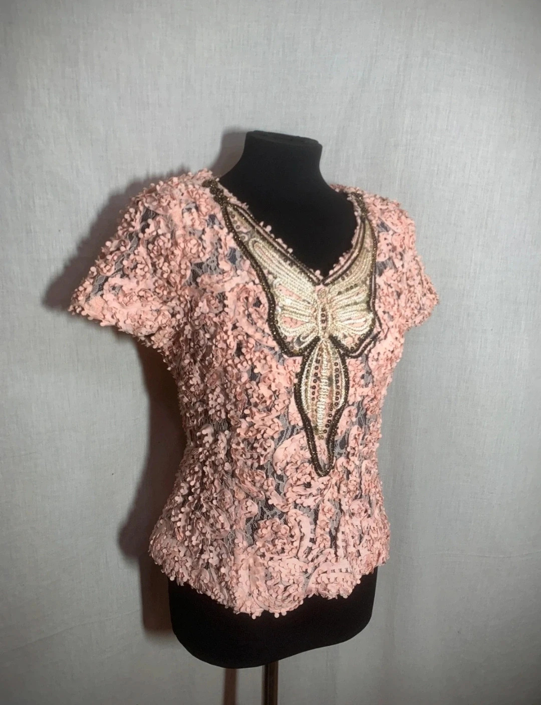 Blusa de Encaje Floral Rosa y Dorada | Pink and Gold Floral Lace Blouse – el Armario de Lulú – taille M / 38 / 10 4