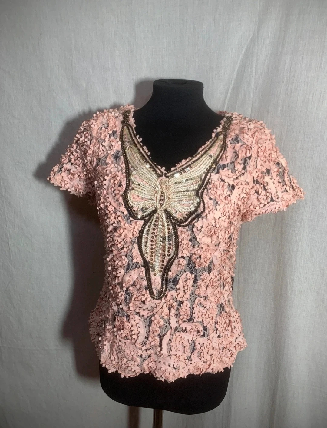 Blusa de Encaje Floral Rosa y Dorada | Pink and Gold Floral Lace Blouse – el Armario de Lulú – taille M / 38 / 10 5
