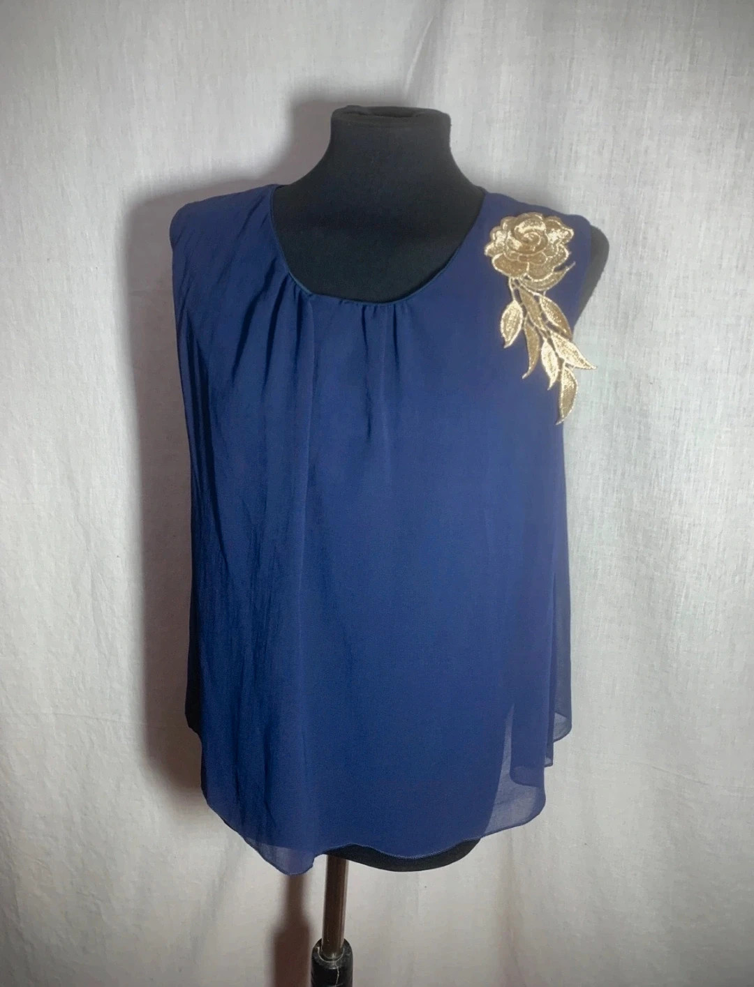 Blusa de Fiesta Azul Marino con Flor Dorada | Navy Blue Party Blouse with Golden Flower – Marta en Brazil – taille M / 38 / 10 4