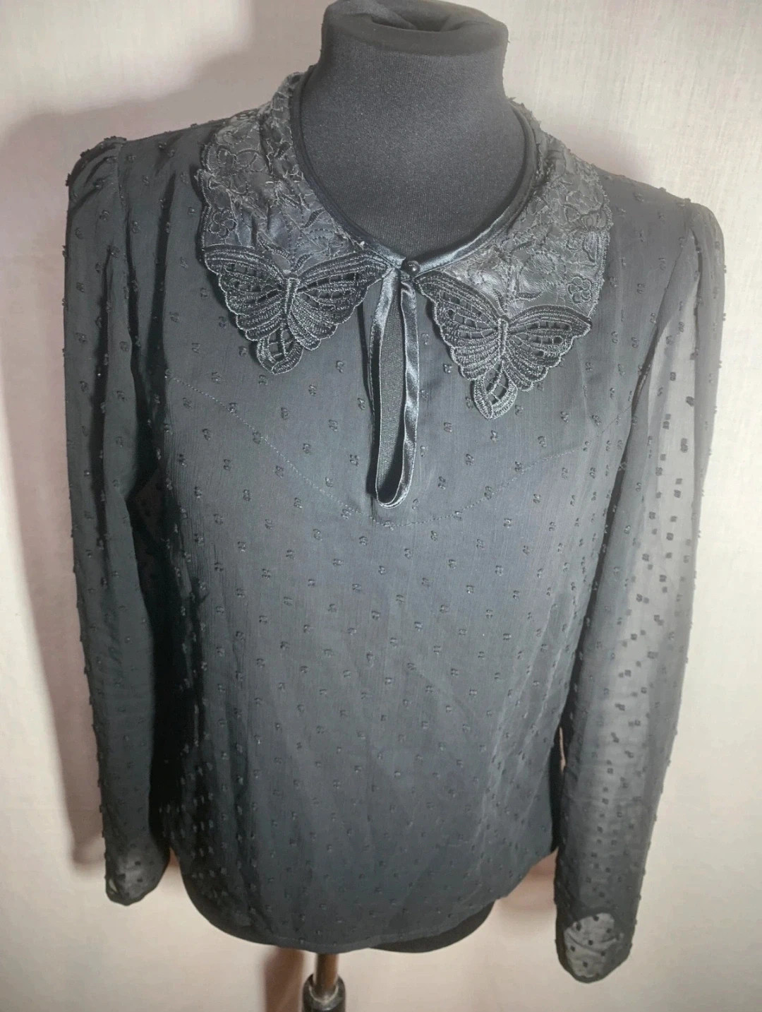 Blusa Negra con Cuello Mariposa de Encaje | Black Blouse with Lace Butterfly Collar – el Armario de Lulú – taille L / 40 / 12 4