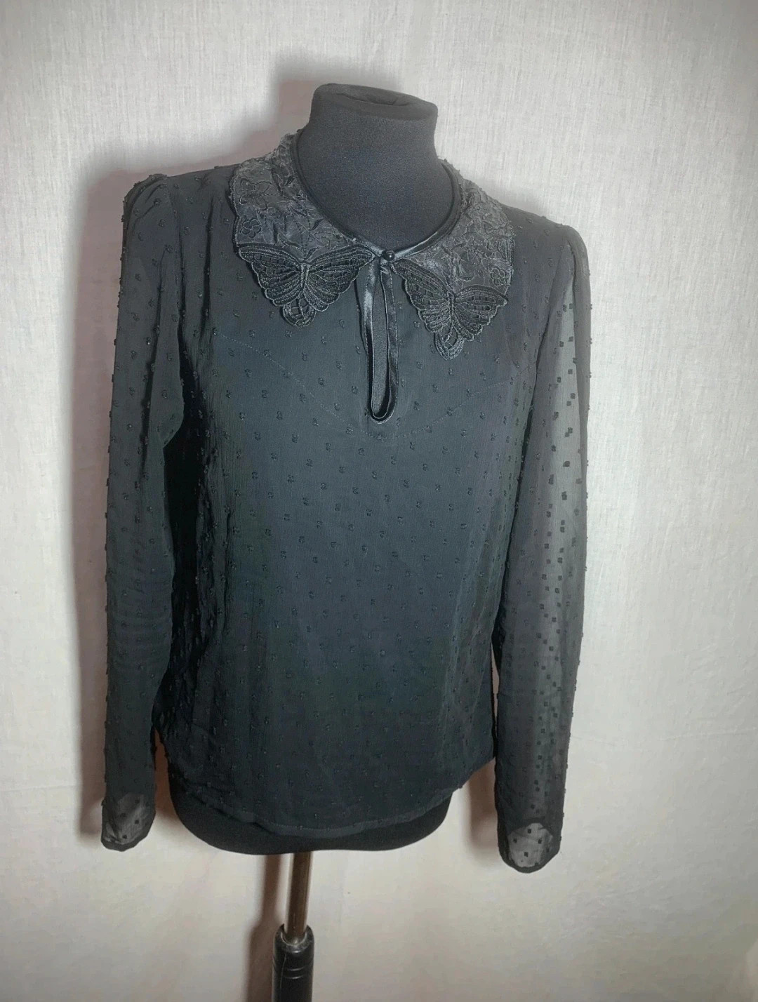 Blusa Negra con Cuello Mariposa de Encaje | Black Blouse with Lace Butterfly Collar – el Armario de Lulú – taille L / 40 / 12 5