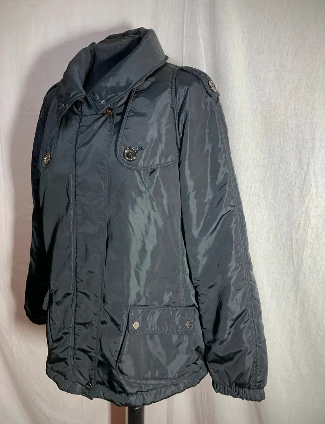 Abrigo Negro con Cierre de Cremallera | Black Coat with Zipper Closure – taille XXXL / 46 / 18 3