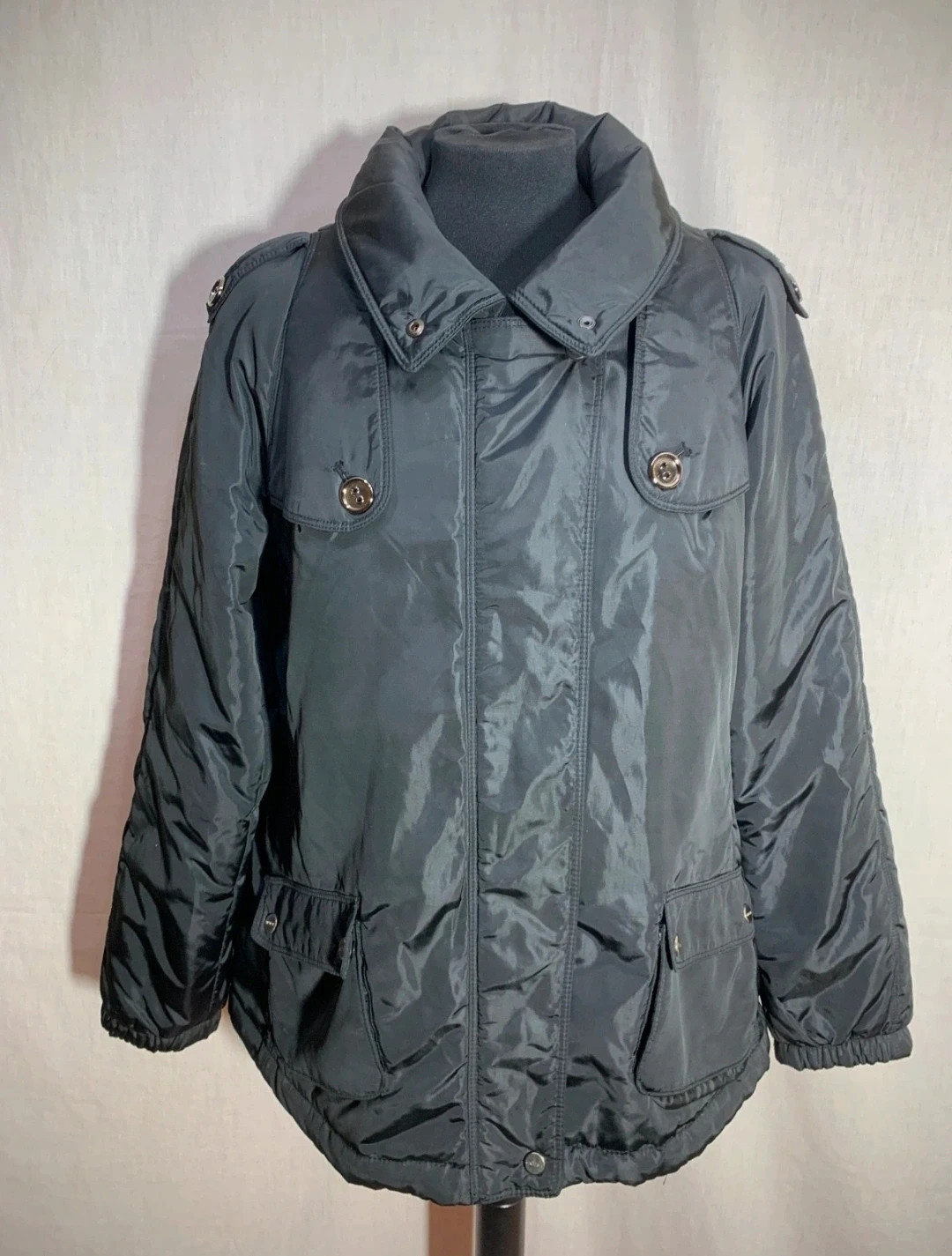 Abrigo Negro con Cierre de Cremallera | Black Coat with Zipper Closure – taille XXXL / 46 / 18 5