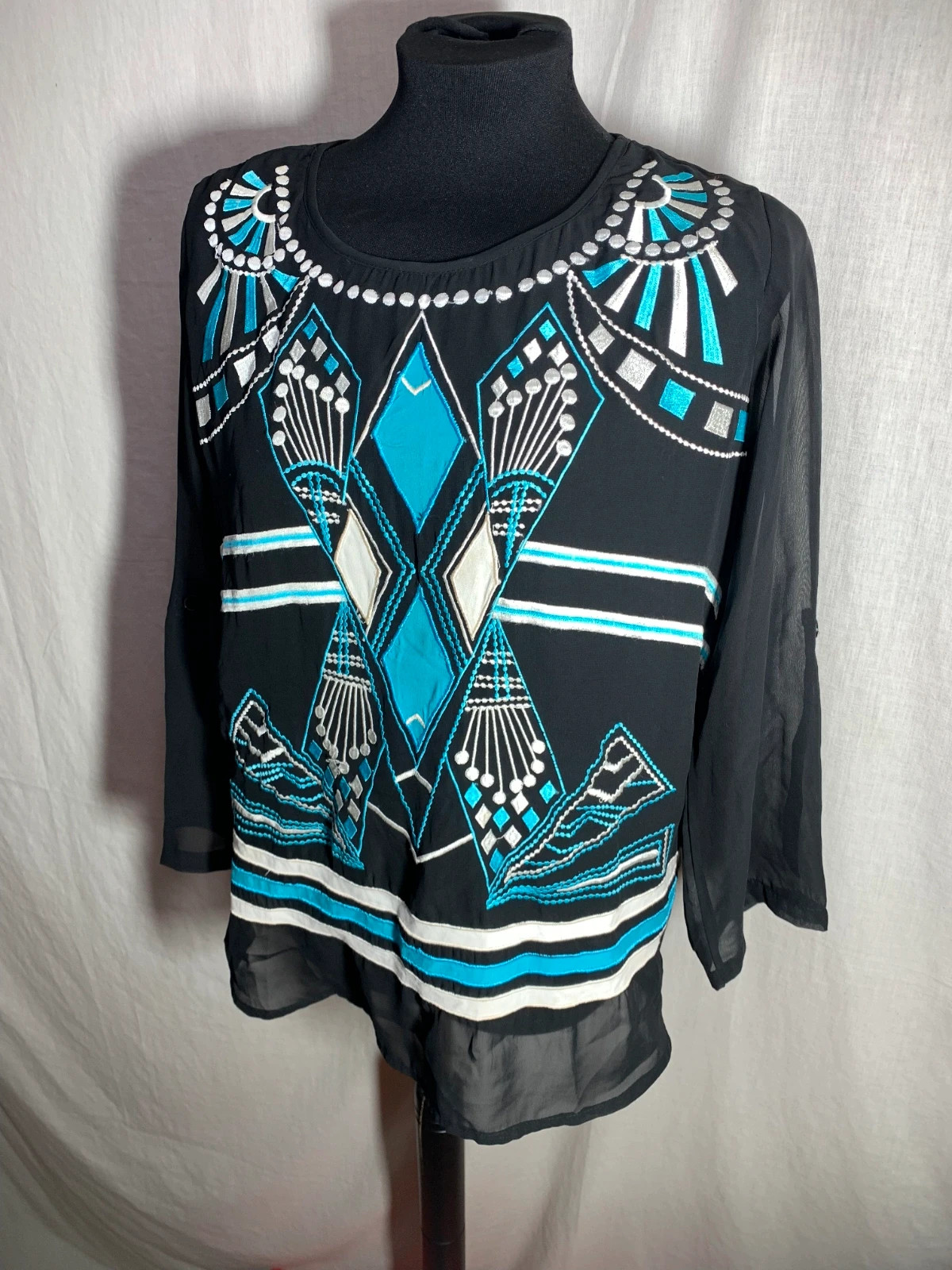 Blusa manga larga negra bordados blancos y azul | Black Long Sleeve Blouse White and Blue Embroidery – Almatrichi – taille L / 40 / 12 2