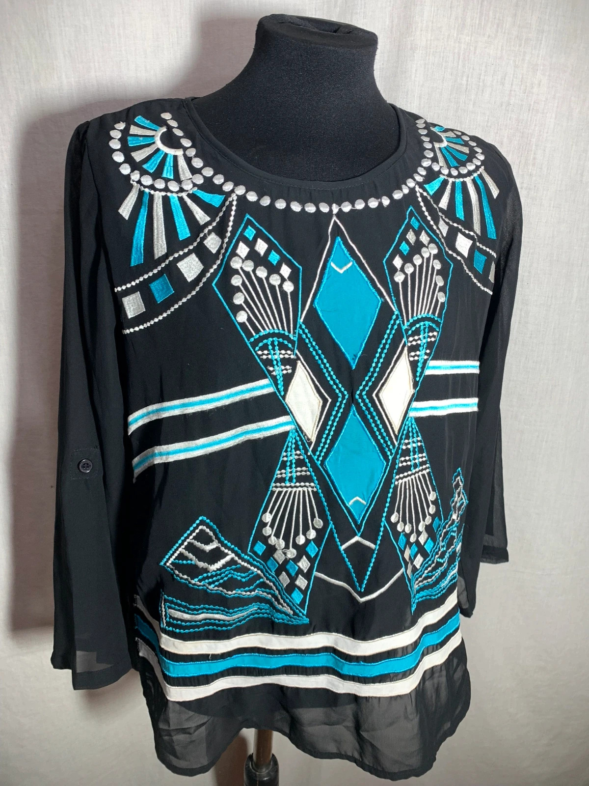 Blusa manga larga negra bordados blancos y azul | Black Long Sleeve Blouse White and Blue Embroidery – Almatrichi – taille L / 40 / 12 3