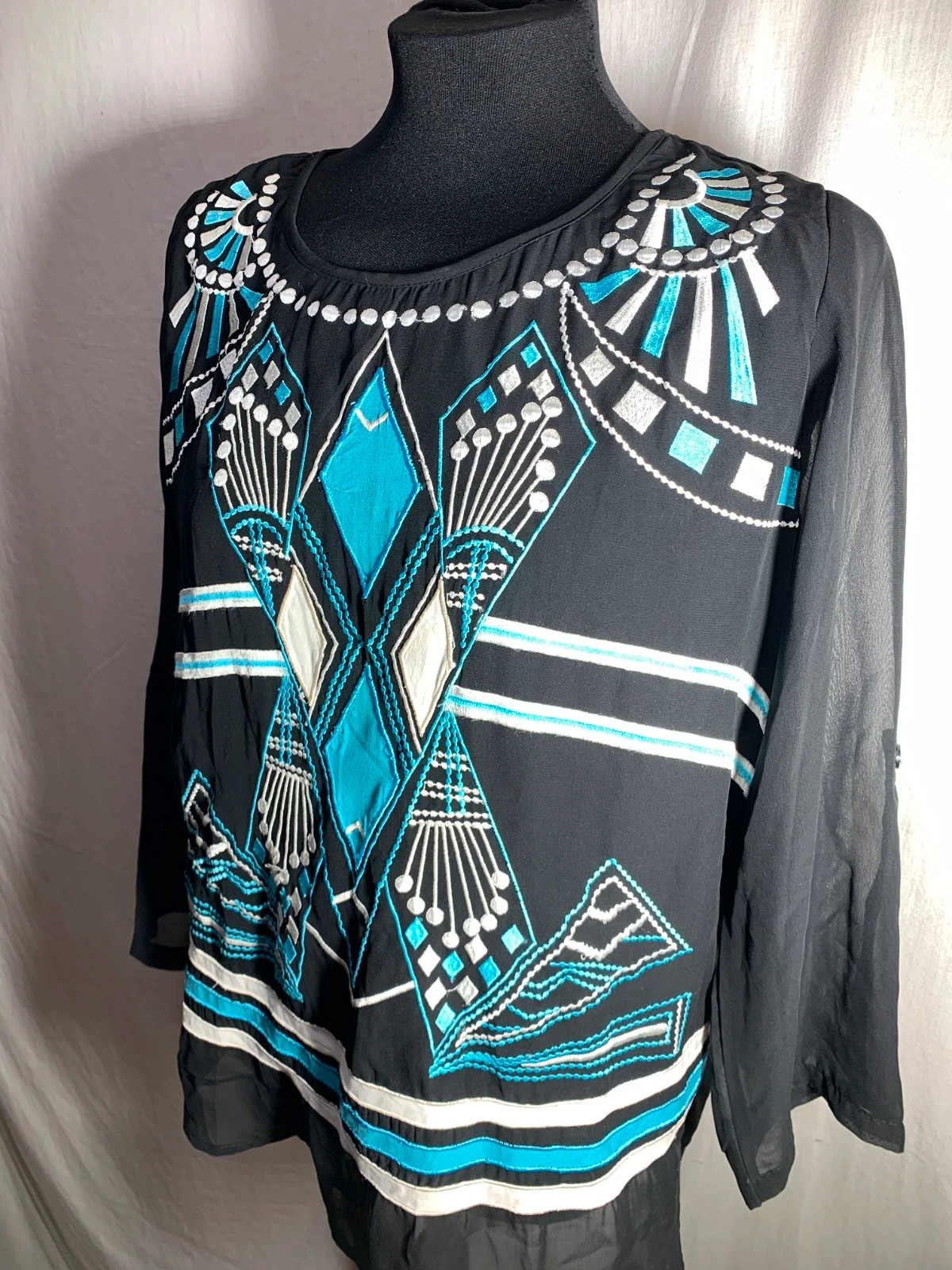 Blusa manga larga negra bordados blancos y azul | Black Long Sleeve Blouse White and Blue Embroidery – Almatrichi – taille L / 40 / 12 4
