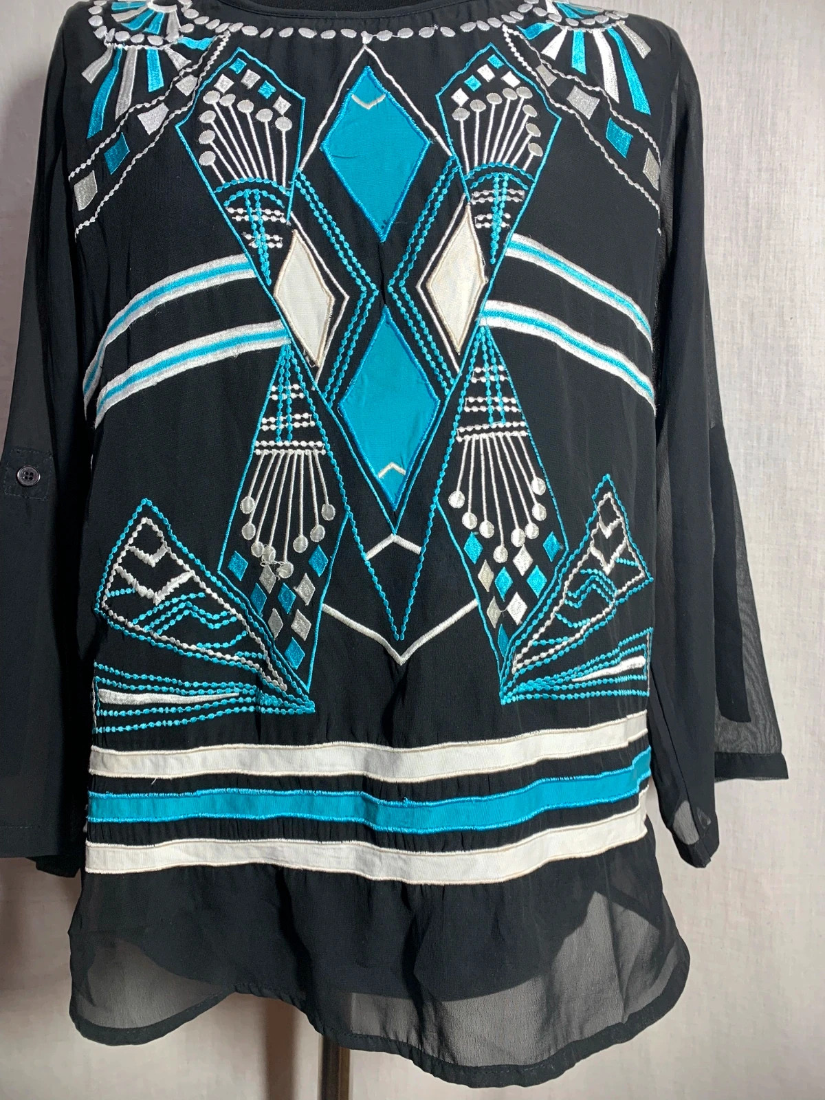 Blusa manga larga negra bordados blancos y azul | Black Long Sleeve Blouse White and Blue Embroidery – Almatrichi – taille L / 40 / 12 5