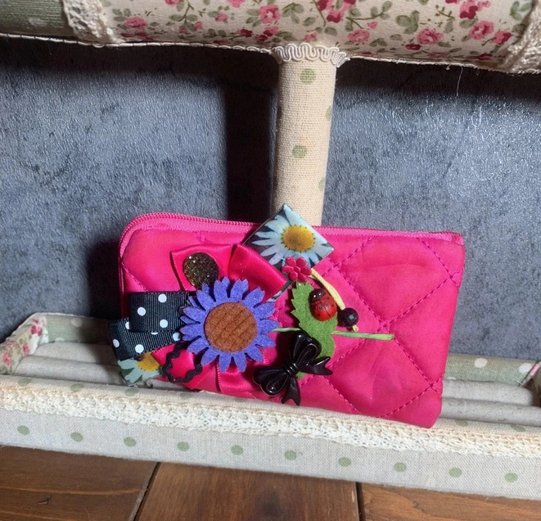 Monedero retro rosa con decorados de flores | Pink Retro Coin Purse with Floral Decorations 3