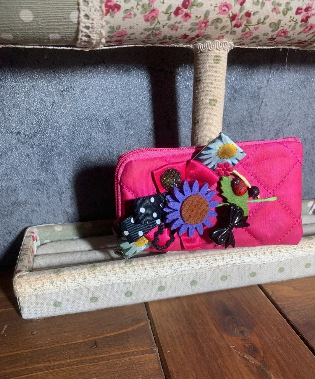 Monedero retro rosa con decorados de flores | Pink Retro Coin Purse with Floral Decorations 2