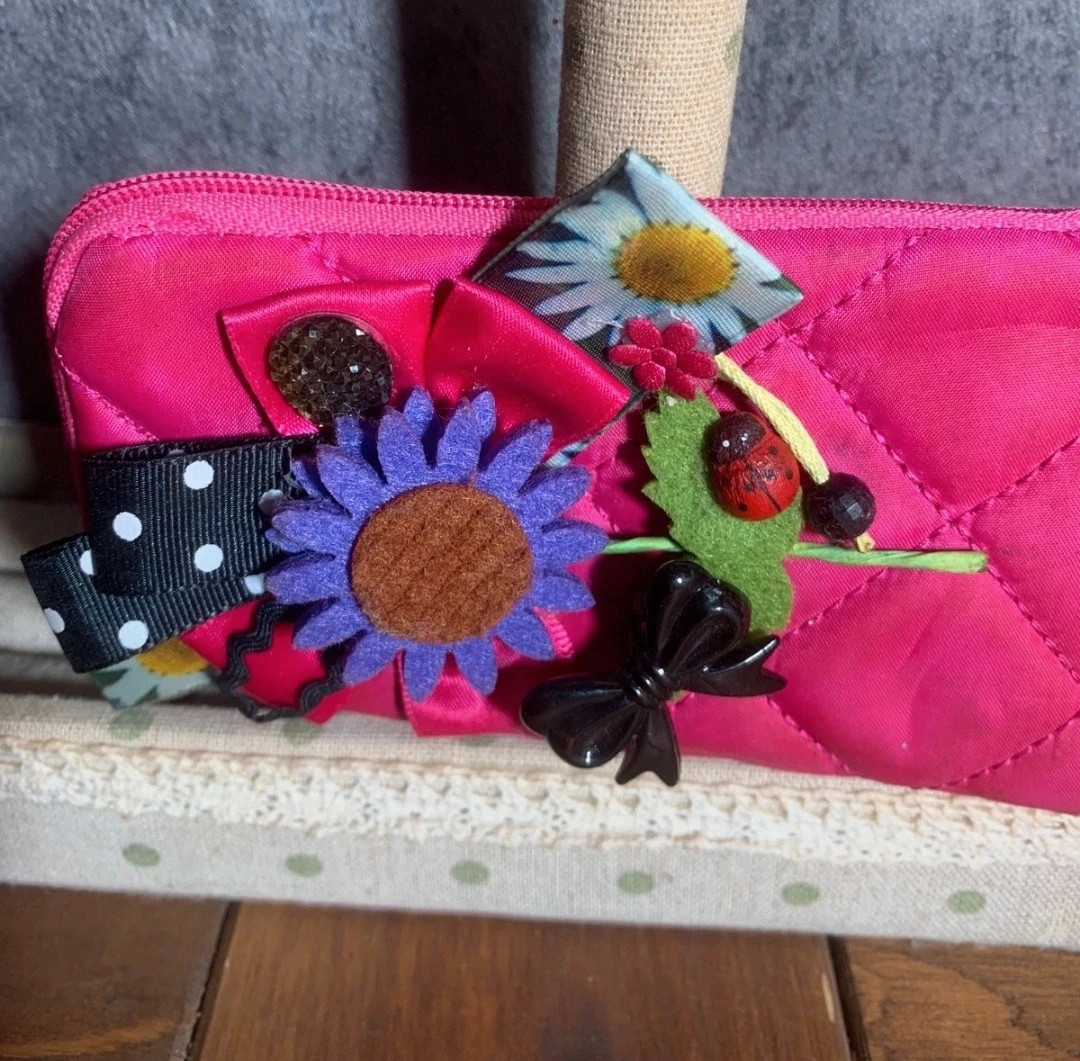 Monedero retro rosa con decorados de flores | Pink Retro Coin Purse with Floral Decorations 4