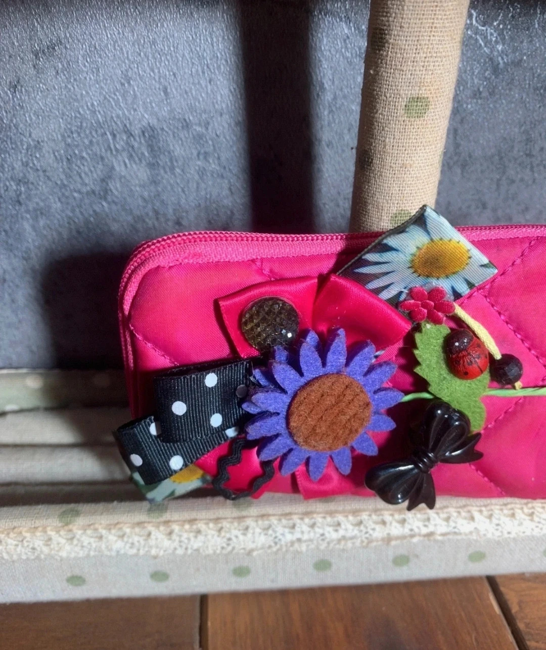 Monedero retro rosa con decorados de flores | Pink Retro Coin Purse with Floral Decorations 5