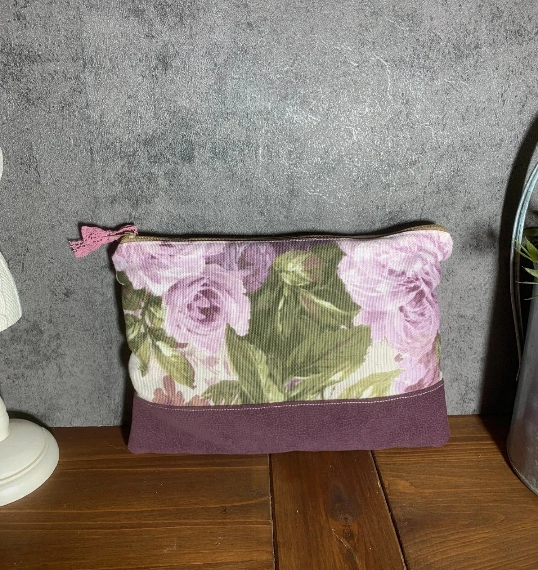 Neceser de tela morado con estampado floral y cierre de cremallera 2