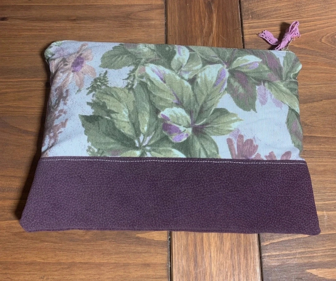 Neceser de tela morado con estampado floral y cierre de cremallera 4