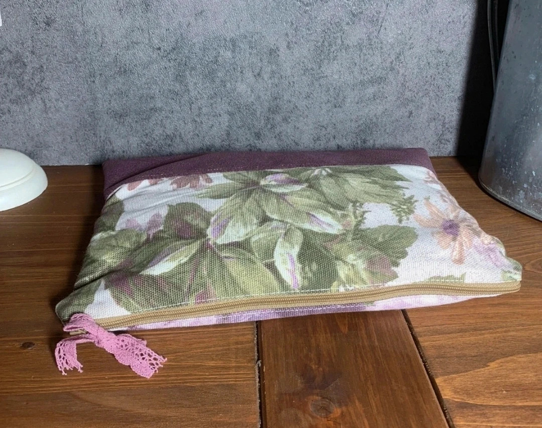 Neceser de tela morado con estampado floral y cierre de cremallera 5
