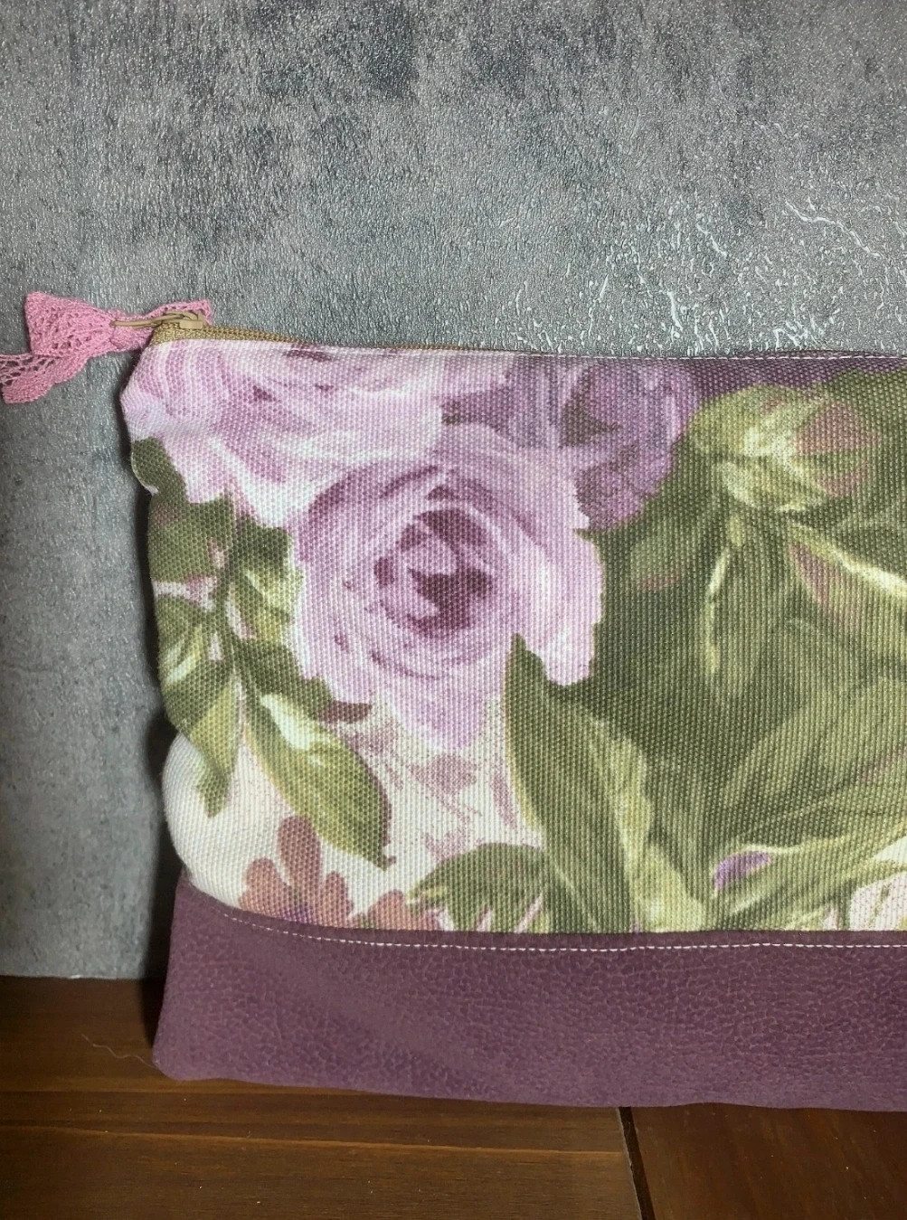 Neceser de tela morado con estampado floral y cierre de cremallera 3