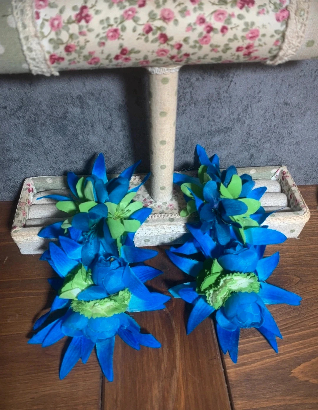 Pareja de horquillas de flores azules y verdes | Pair of Blue and Green Flower Hairpins 4