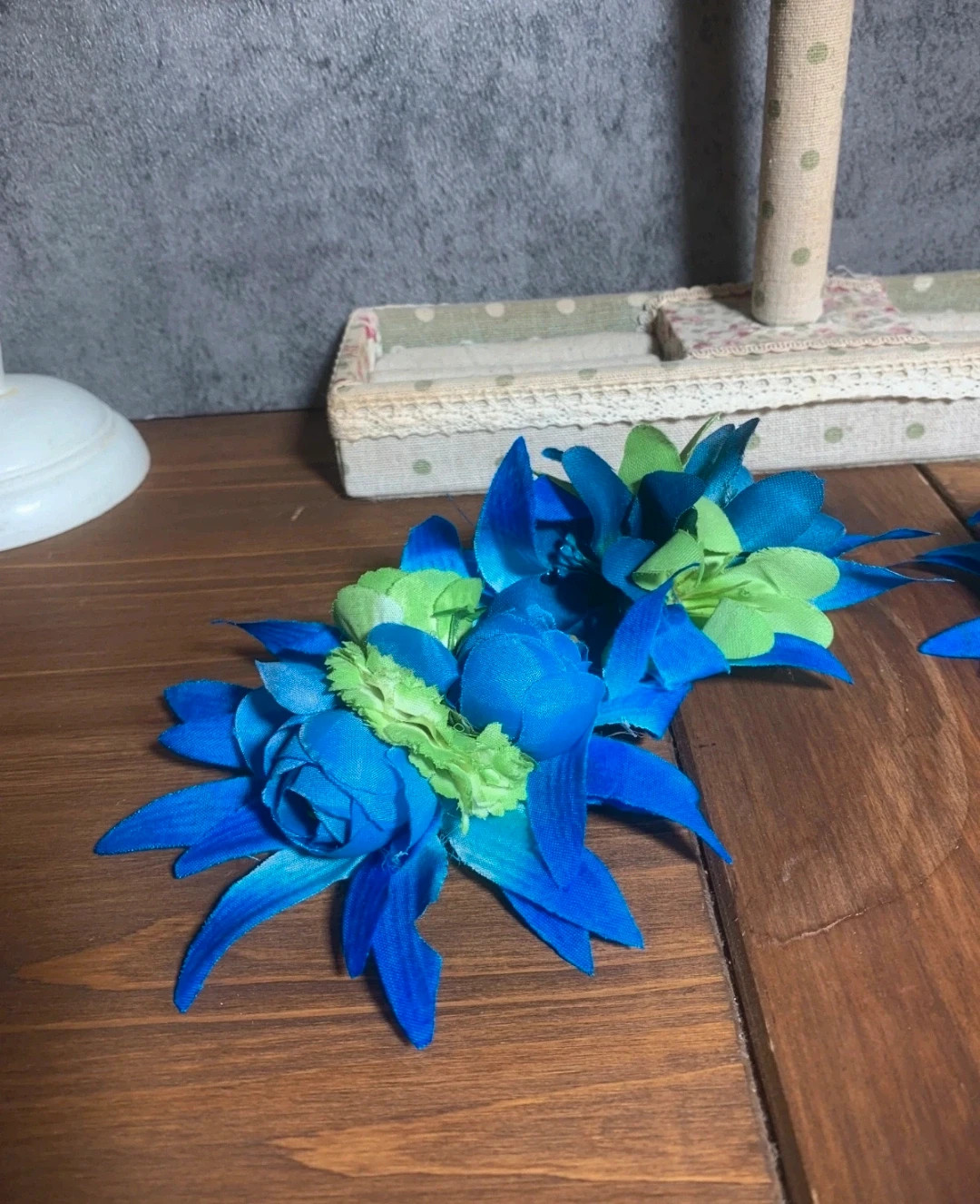 Pareja de horquillas de flores azules y verdes | Pair of Blue and Green Flower Hairpins 2
