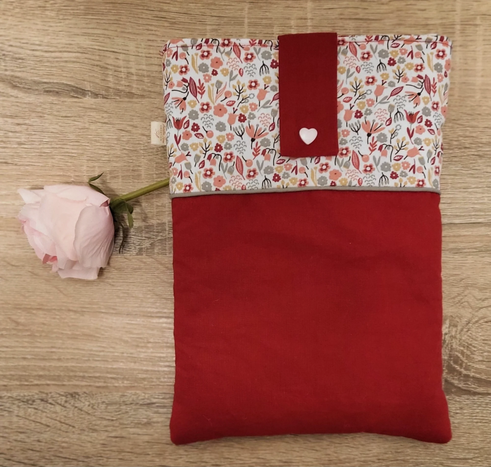 Pochette rouge fleuri