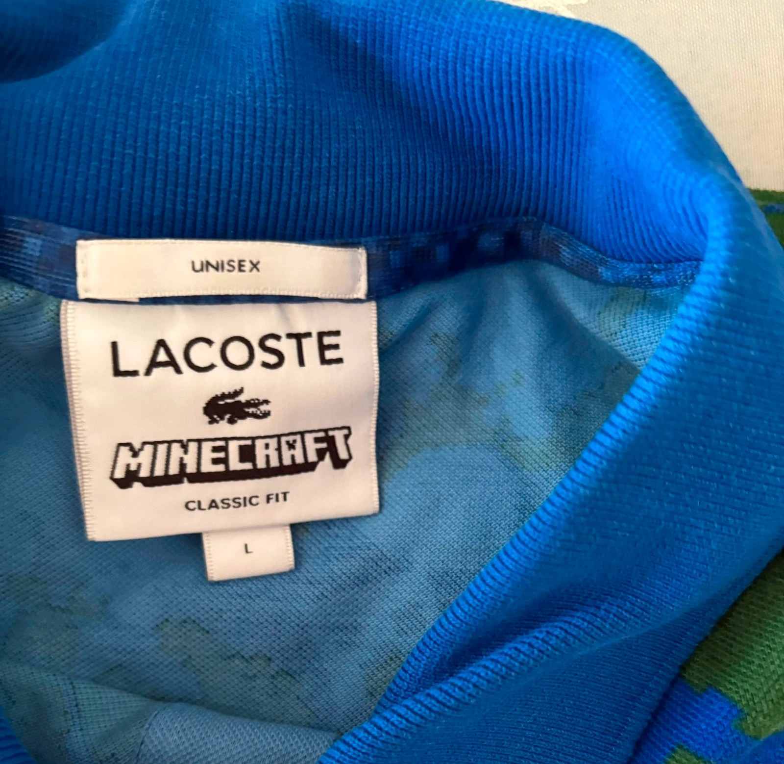 Polo Lacoste x Minecraft - Motif Pixel All-Over Bleu & Vert - Taille L – Lacoste – taille L 3