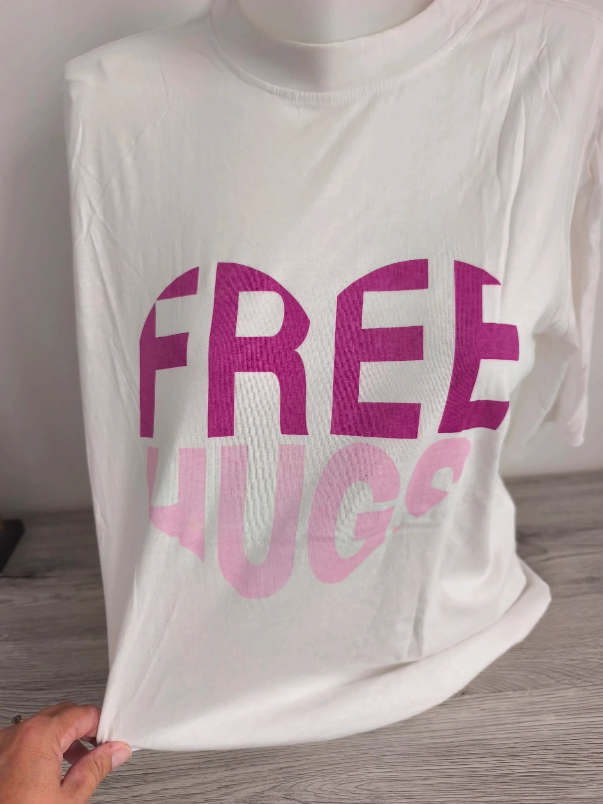 T-shirt femme blanc « Free hugs » taille M. No341 – Sisters Point – taille M / 38 / 10 2