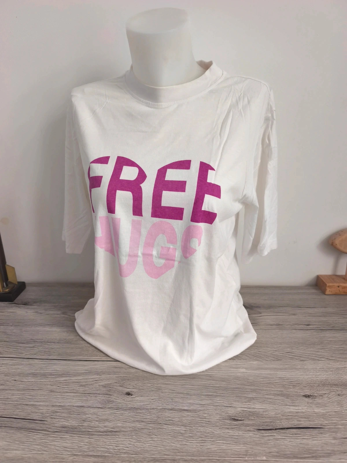 T-shirt femme blanc « Free hugs » taille M. No341