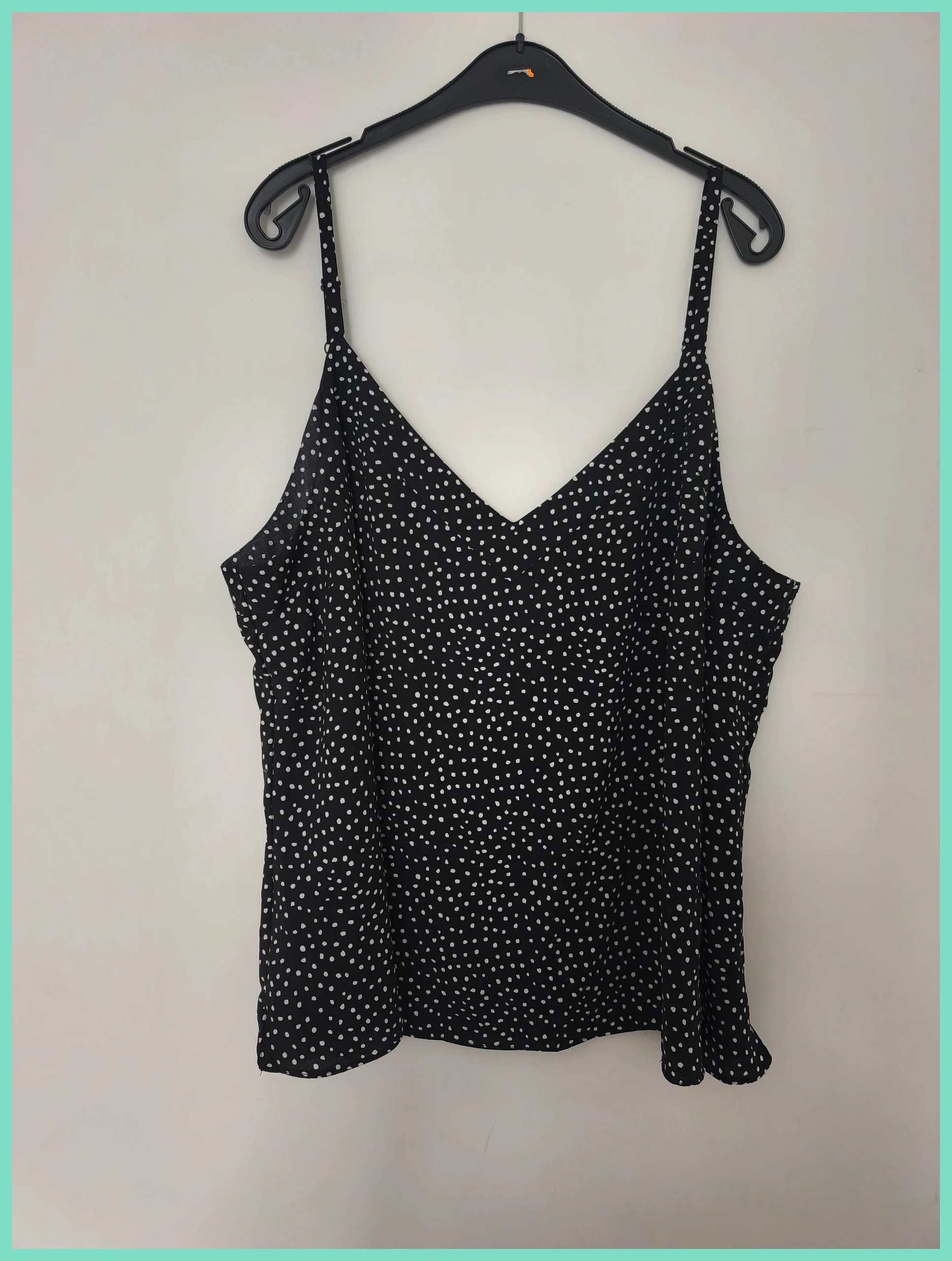 Top noir à pois blancs fines bretelles – style fluide été chic taille 52 – Georges – taille 6XL / 52 / 24