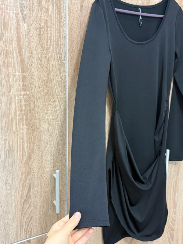 Schwarzes figurbetontes Kleid mit Raffung – Pieces – taille S / 36 / 8 3